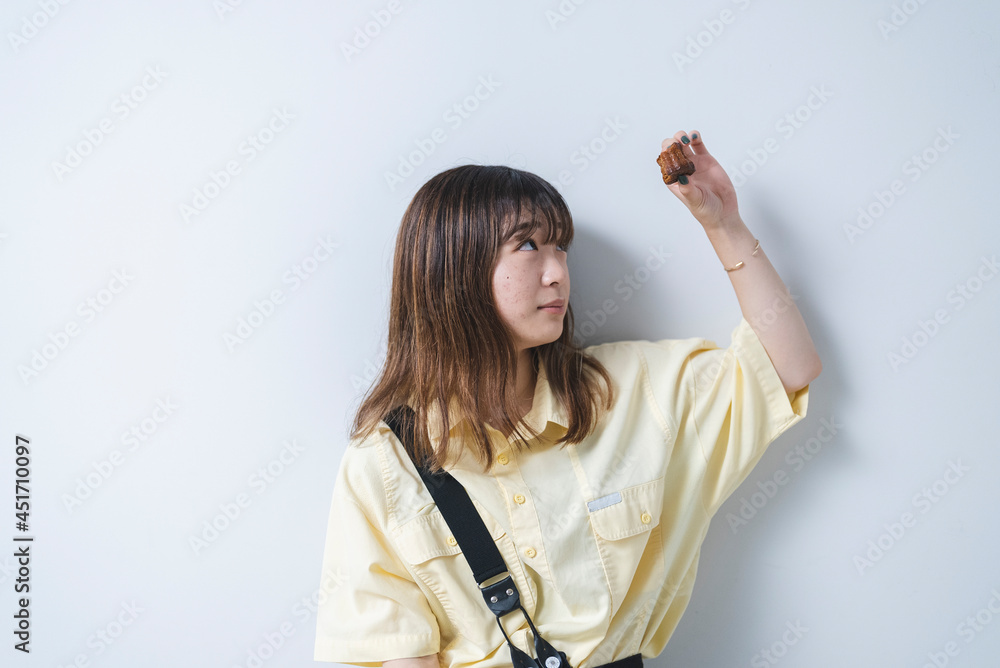 カヌレを食べる女子 カヌレを食べる女子