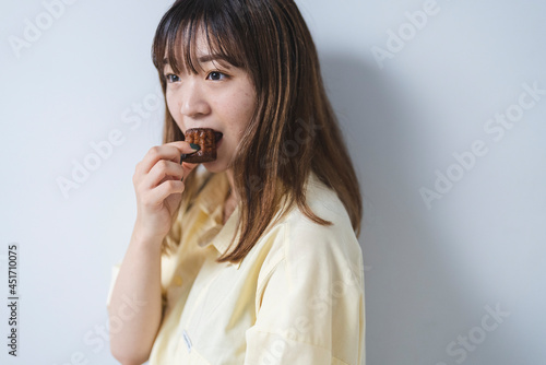 カヌレを食べる女子