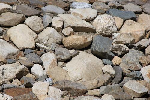大小さまざまな石