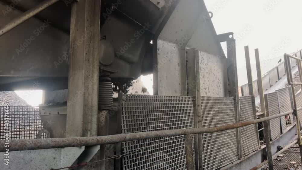 Conveyor belt with shaker transport incinerated household waste. Conveyor belt with shaker transport incinerated household waste.