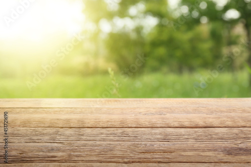 Fototapeta Naklejka Na Ścianę i Meble -  Empty wooden table in park