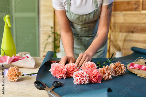 Female florist making bouqu...