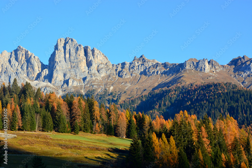 a day of blue skies and sunshine over the mountains in autumn