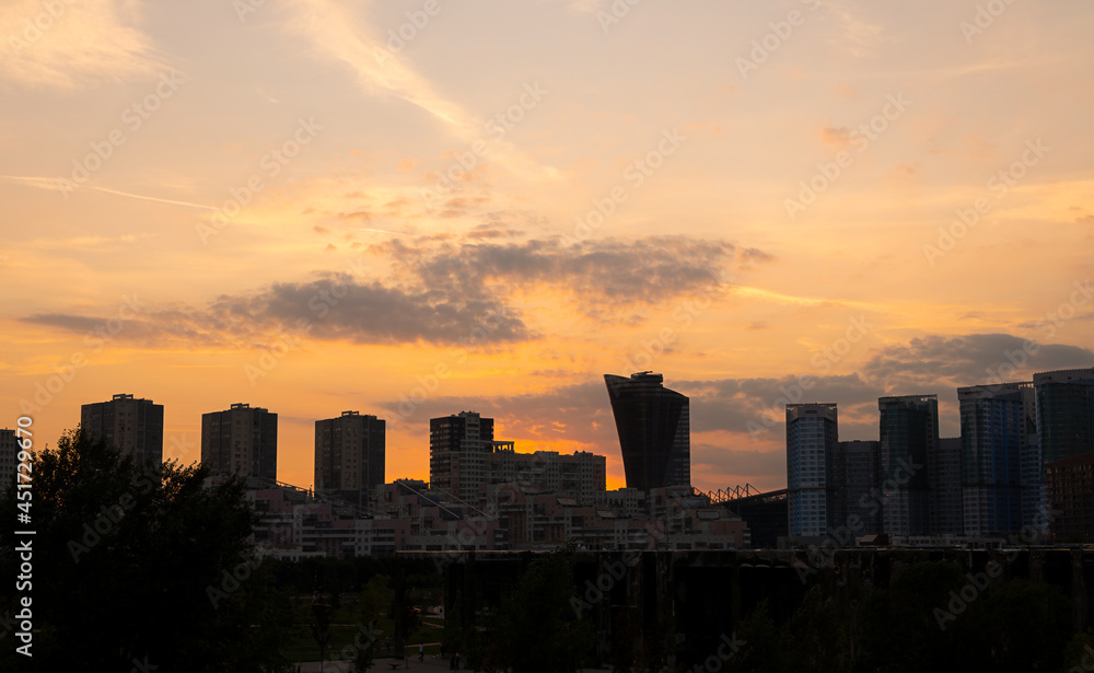 Fototapeta premium City silhouette against the sky on a sunset