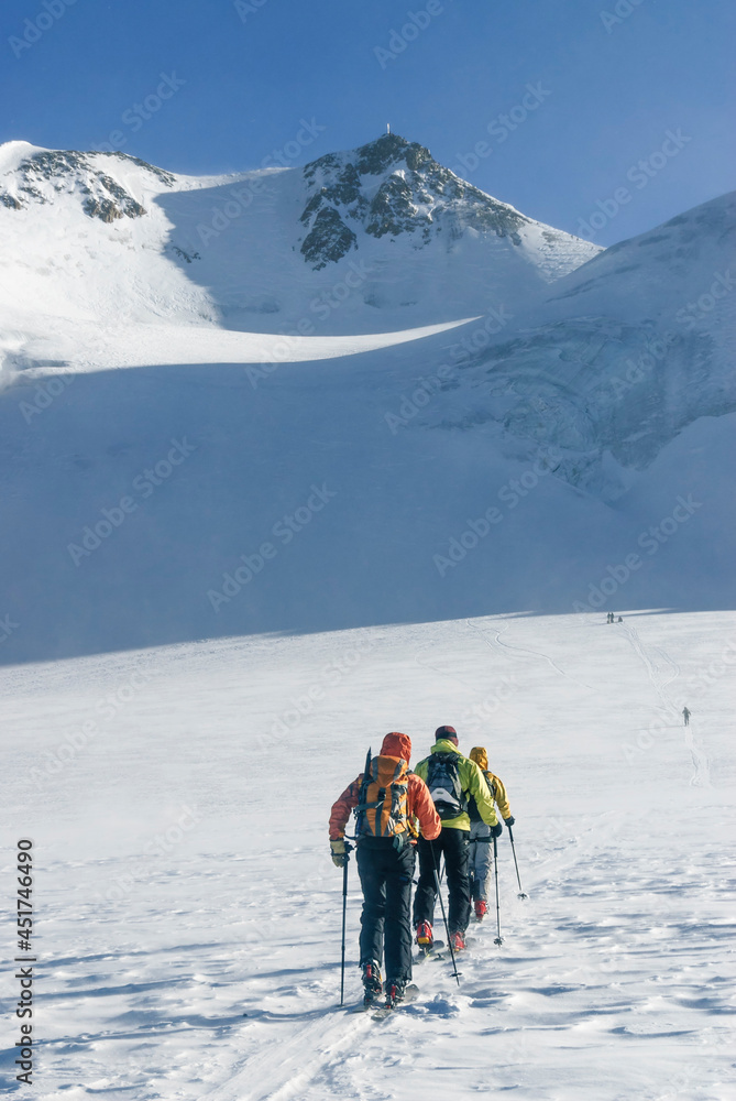 Skibergsteiger im Aufstieg zur Wildspitze über den Taschachferner