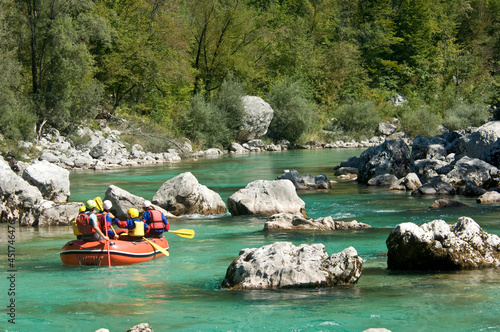 Entspannte Rafting-Tour auf einem ruhig fließenden Gebirgsfluss photo