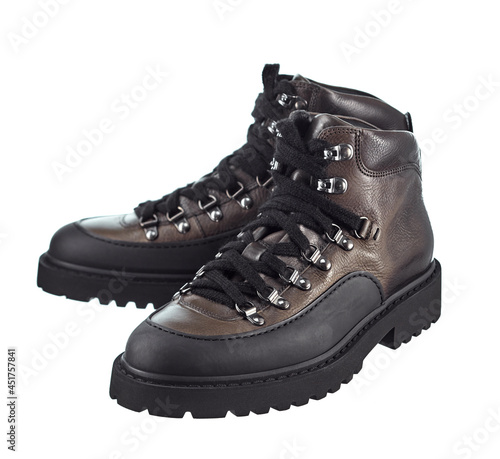 Men's winter boots made of brown leather, laced, reinforced with metal brackets, on a thick sole with a ribbed tread, insulated on a white background.