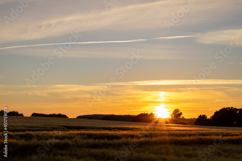 Sonnenuntergang   ber Feld