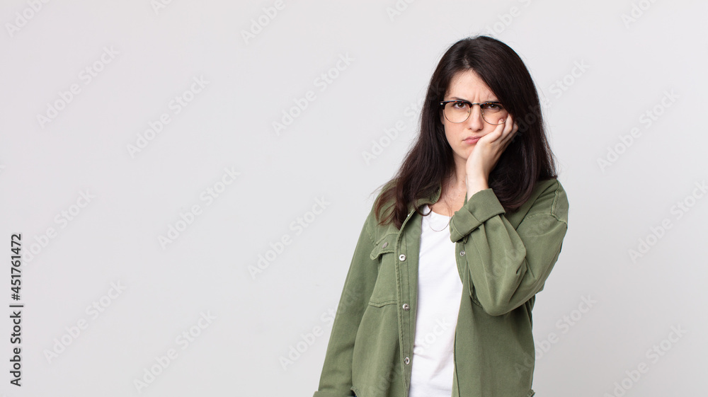 Foto de pretty woman feeling bored, frustrated and sleepy after a tiresome, dull and tedious