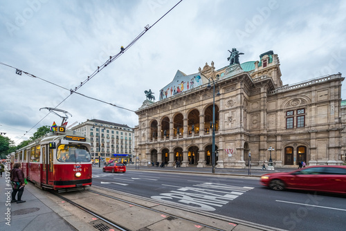 Canvas Print The Vienna State Opera in Austria.