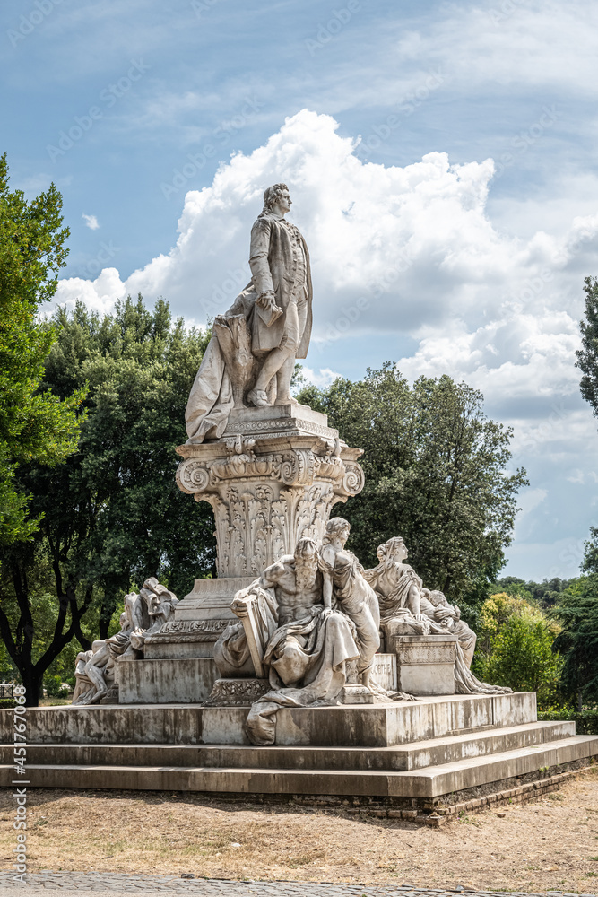  The Goethe monument is in Rome on Viale Goethe in the Villa Borghese . It was designed by the German sculptor Gustav Eberlein on behalf of Kaiser Wilhelm II 