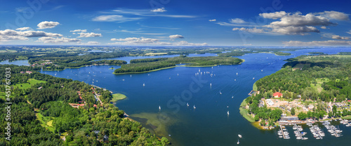 Mazury-kraina tysiąca jezior w północno-wschodniej Polsce 