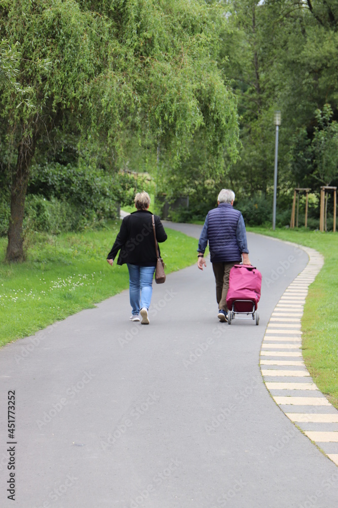 Ehepaar beim Spaziergagng. Eheleute im Park.