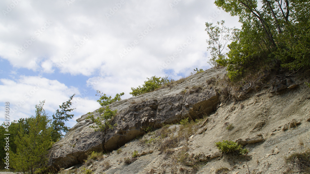 Rocce lungo il sentiero nella comunità montana alto tevere umbro