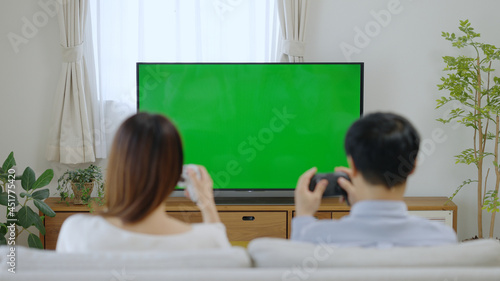 家でテレビゲームをする夫婦・カップル（クロマキー）