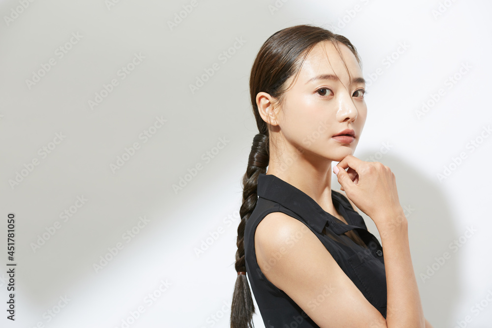 黒いドレスを着た若い女性のビューティーポートレート 黒いドレスを着た若い女性のビューティーポートレート