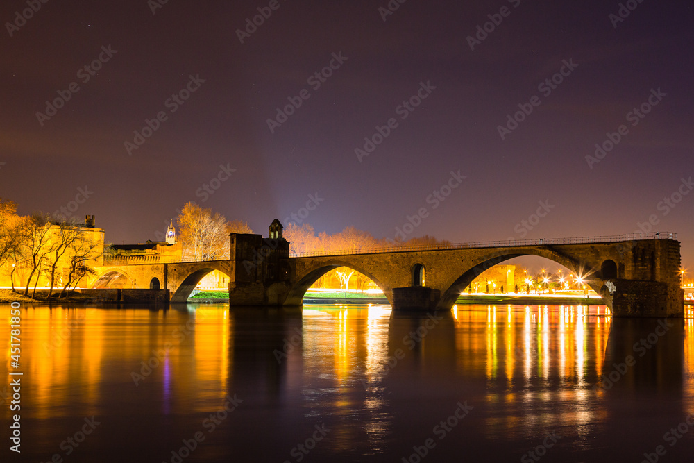 フランス ライトアップされた夜のアヴィニョンのサン・ベネゼ橋 フランス ライトアップされた夜のアヴィニョンのサン・ベネゼ橋