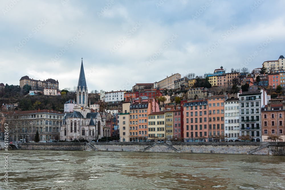 Obraz premium フランス リヨンのソーヌ川沿い街並みとサン・ジョルジュ教会
