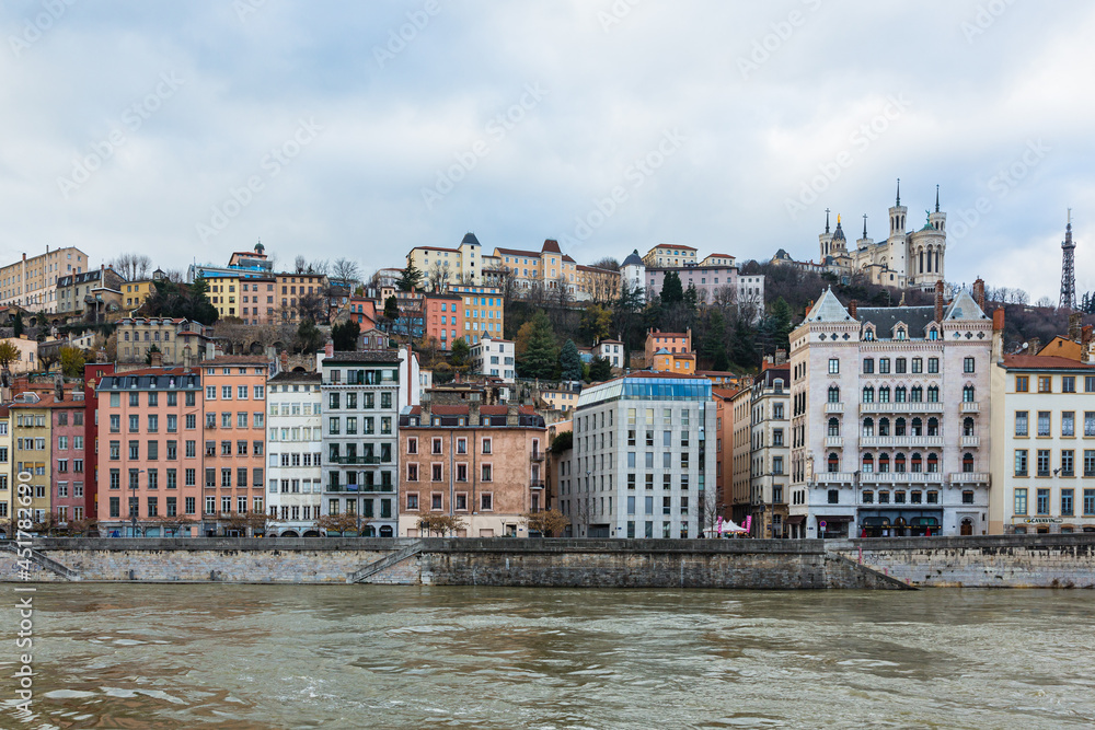 Obraz premium フランス リヨンのソーヌ川沿い街並みとフルヴィエールの丘