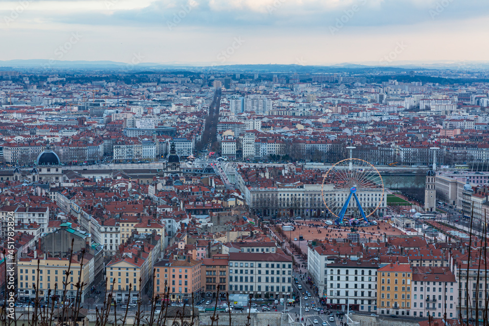 Fototapeta premium フランス リヨンのフルヴィエールの丘から望む市街地の風景
