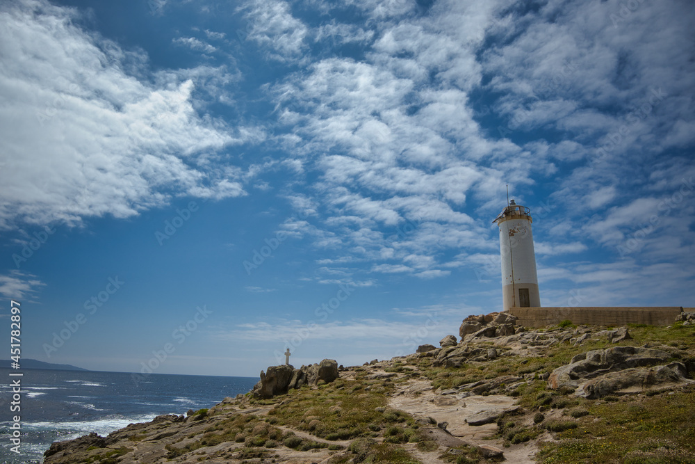 Vista angular del faro de Roncudo, costa de la muerte, Galicia, España. provincia de A Coruña.