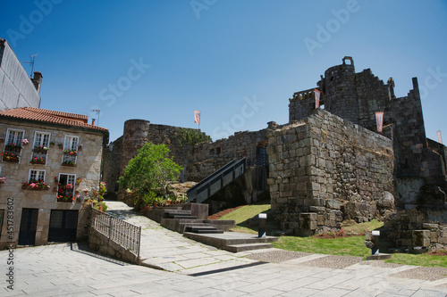 Vista de calles junto al castillo en Ribadavia. provincia de Orense, Galicia. España.