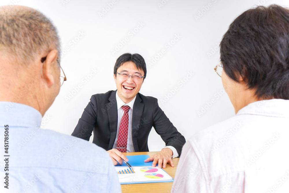 高齢者夫婦と営業マン 高齢者夫婦と営業マン
