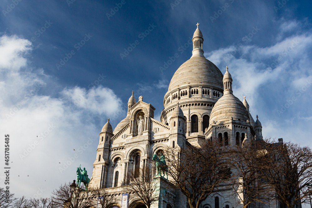フランス　パリのモンマルトルの丘に建つサクレ・クール寺院
