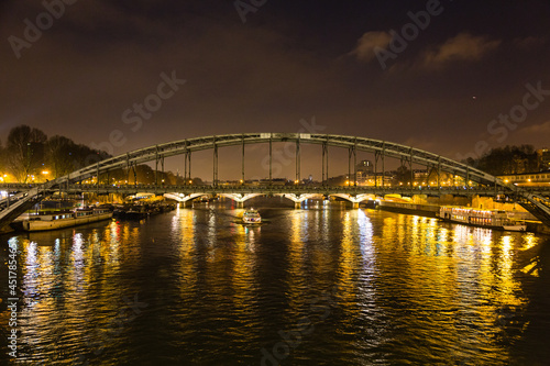 フランス パリのセーヌ川の夜景