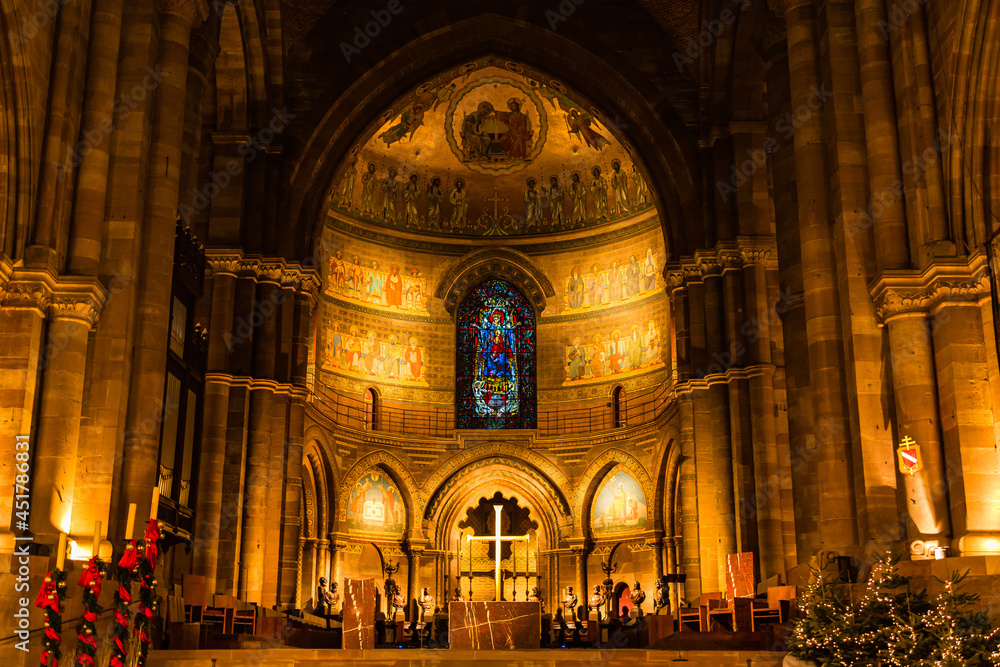 フランス　ストラスブールのノートルダム大聖堂の聖堂内