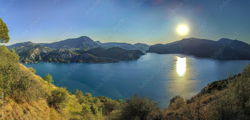 Coucher de soleil sur le lac de Serre-Ponçon dans les Alpes du Sud en France