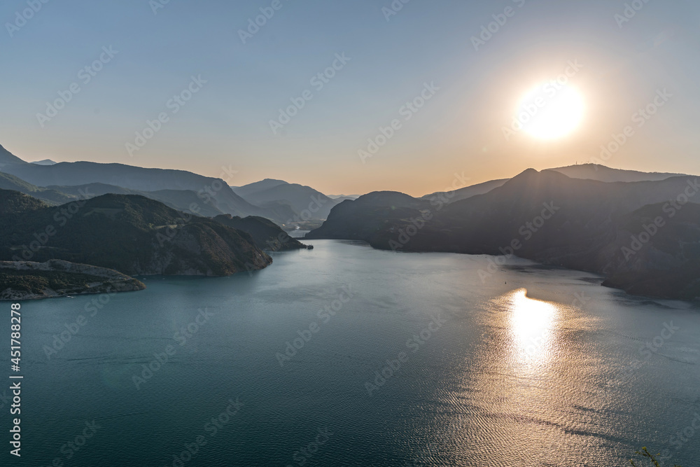 Coucher de soleil sur le lac de Serre-Ponçon dans les Alpes du Sud en France