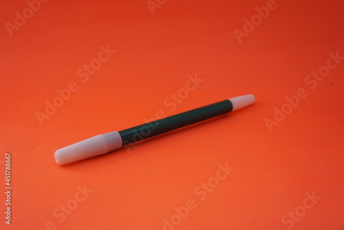 Close up Markers consisting of three colors, namely black, yellow, green, which are neatly arranged, suitable for websites. It can also be filled with text because there is space available. orange bac