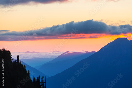 Fototapeta Naklejka Na Ścianę i Meble -  Mountains on sunset