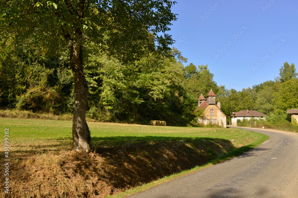 Route de campagne D97 au pied de Saint-Pierre-Livron (82160 Caylus), département du Tarn-et-Garonne en région Occitanie, France