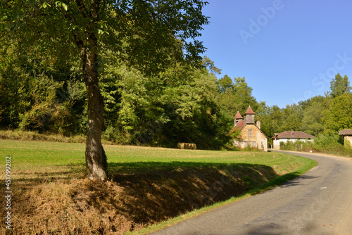 Route de campagne D97 au pied de Saint-Pierre-Livron (82160 Caylus), département du Tarn-et-Garonne en région Occitanie, France © didier salou