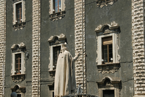 Canvas Print The statue from behind of St