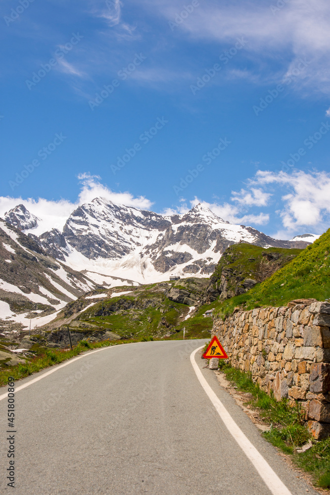 Fototapeta premium mountain roads between Ceresole Reale and the Nivolet hill in Piedmont in Italy