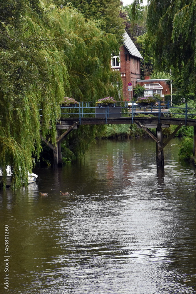 Kanal in Friedrichstadt im Sommer