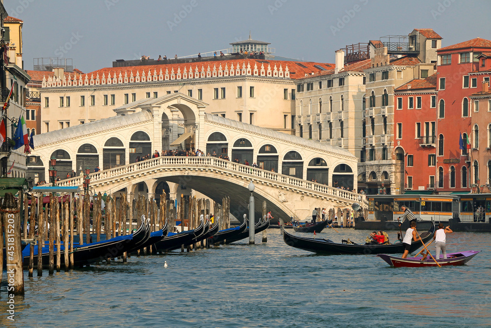 Fototapeta premium Gondolas, Grand Canal and Rialto bridge in a romantic view of Venice.
