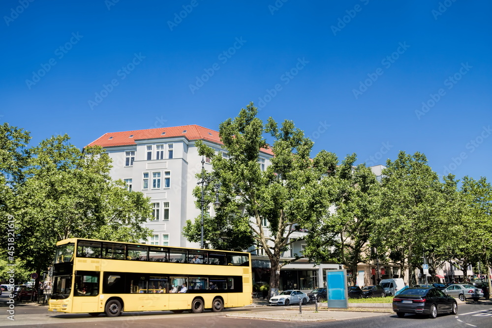 berlin, deutschland - kurfürstendamm mit baumallee