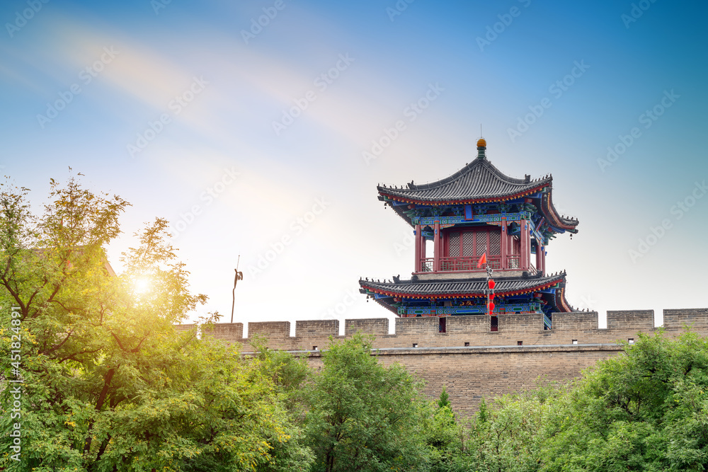 Obraz premium Ancient city walls in Xi'an, China, landscape at dusk.