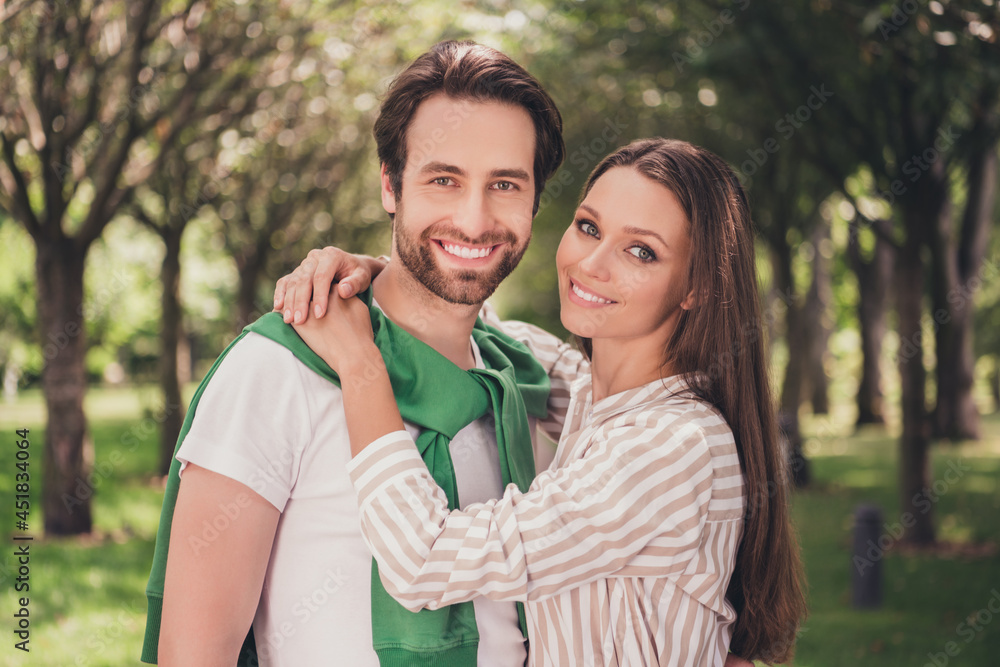 Photo portrait couple smiling spending time in park wearing casual clothes summer weather Photo portrait couple smiling spending time in park wearing casual clothes summer weather