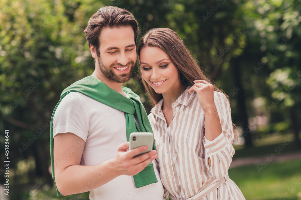 Photo portriat young couple smiling in summer wearing casual clothes using cellphone looking on map Photo portriat young couple smiling in summer wearing casual clothes using cellphone looking on map