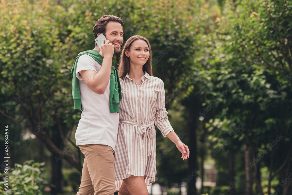 Photo portriat young couple smiling in summer wearing casual clothes man talking on mobile phone