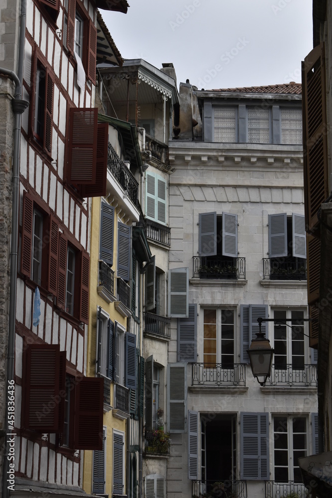 Façades colorées des maisons basques à Bayonne