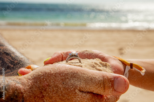 Obraz na plátně a couple holding hans showing the ring