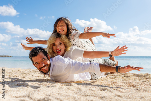 Familia multiracial jugando en las playas de Cancún, México