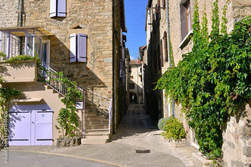 Rue du Tarn depuis La Place Basse à Aguessac (12520), département de l'Aveyron en région Occitanie, France © didier salou
