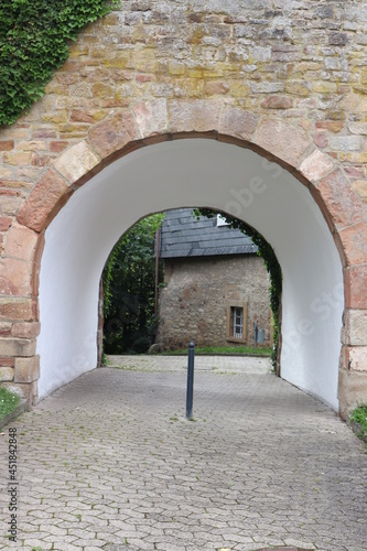Einfahrt zum Schloss Friedrichstein in Bad Wildungen.